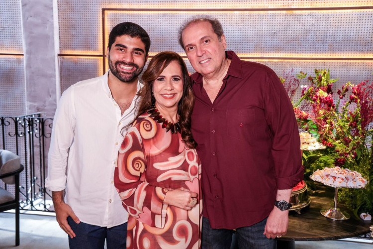 Aniversariante com  seus dois amores Thiago e George Assunção(Foto: Arquivo pessoal)