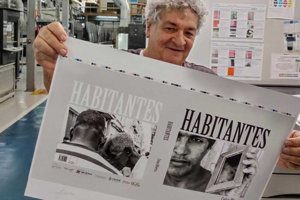 Celso Oliveira e o livro "Habitantes"(Foto: Divulgação )