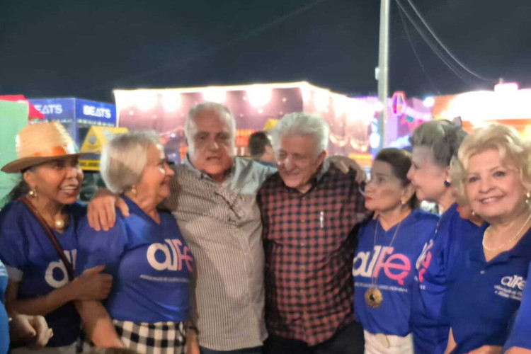 Prefeito Roberto Pessoa, anfitrião, e o grupo(Foto: Arquivo pessoal )