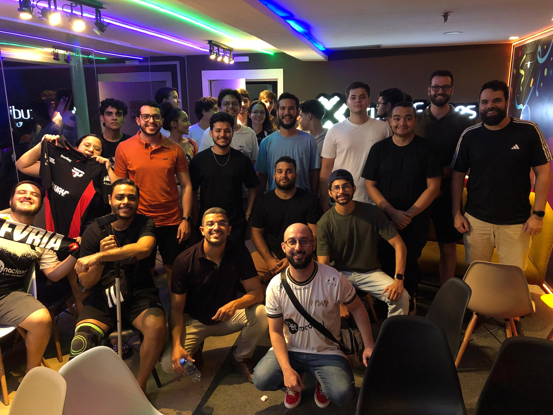 Na Studio Games, espaço dedicado aos e-sports dentro do Shopping Iguatemi, o clima era de tensão e celebração. Torcedores dos dois lados acompanharam a transmissão da live de Gaulês, que arrancava reações a cada jogada decisiva (Foto: Wanderson Trindade / O POVO)