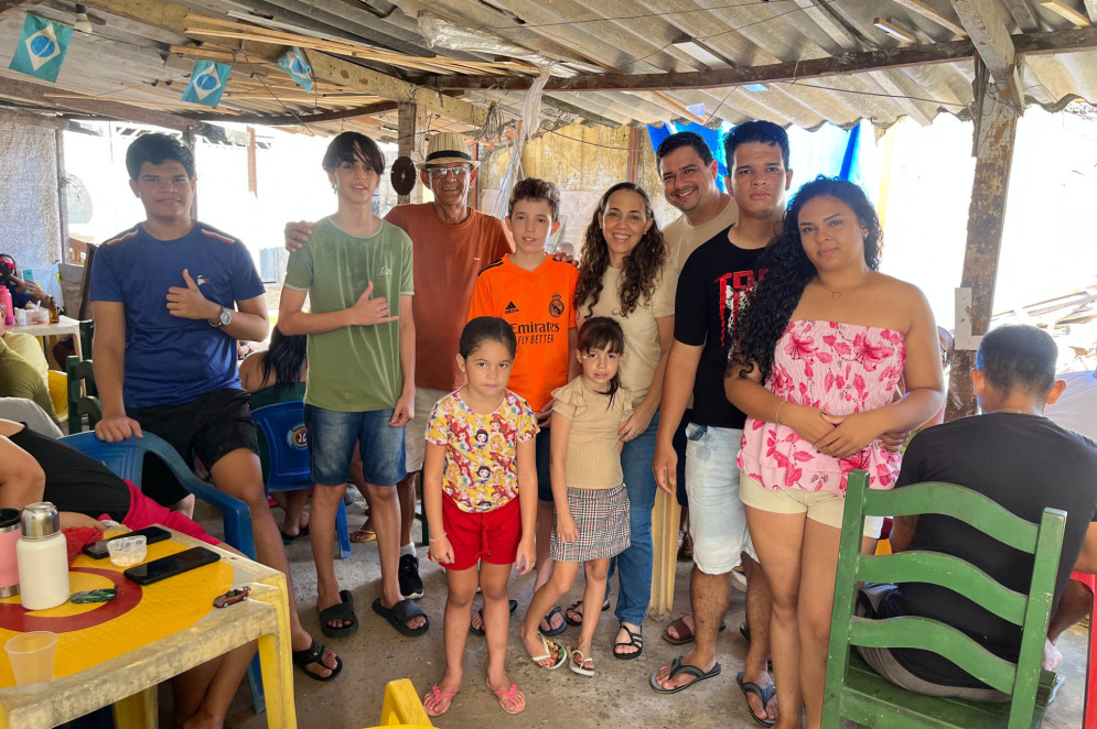 Antônio Moura em seu aniversário de 63 anos ao lado dos filhos e dos netos(Foto: Reprodução/ Arquivo pessoal)