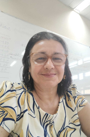 Adriana Eufrásio Braga é professora da Faculdade de Educação da UFC. Ela é uma mulher branca com cabelos curtos e pretos(Foto: Reprodução/ Arquivo pessoal)