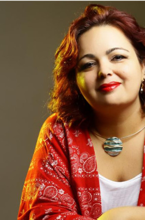 Ticiana Santiago de Sá Russo é psicologa, doutora em educação e especialista em neuropsicologia. Ela é uma mulher branca, com cabelos curtos e ruivos(Foto: Reprodução/ Arquivo pessoal)