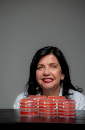 A cientista é comendadora da Ordem Nacional do Mérito Científico e membro titular da Academia Brasileira de Ciências, da Academia Brasileira de Ciência Agronômica e da Academia Mundial de Ciências(Foto: Antonio Neto/Embrapa Soja/Divulgação)