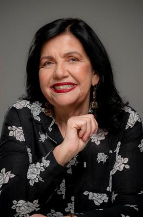 É professora e orientadora da pós-graduação em Microbiologia e em Biotecnologia na Universidade Estadual de Londrina. Mariangela atua também na Sociedade Brasileira de Ciência do Solo e na Sociedade Brasileira de Microbiologia(Foto: Antonio Neto/Embrapa Soja/Divulgação)