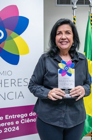 Aos 66 anos, a pesquisadora da Embrapa Soja foi premiada na categoria Trajetória do Prêmio Mulheres e Ciência(Foto: Rodrigo Cabral / MCTI)