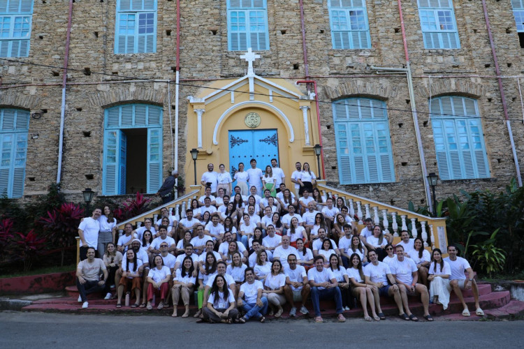 Grupo de casais do Almare nas escadarias do Mosteiro dos Jesuítas, em Baturité — centro de seus encontros.(Foto: Arquivo pessoal )