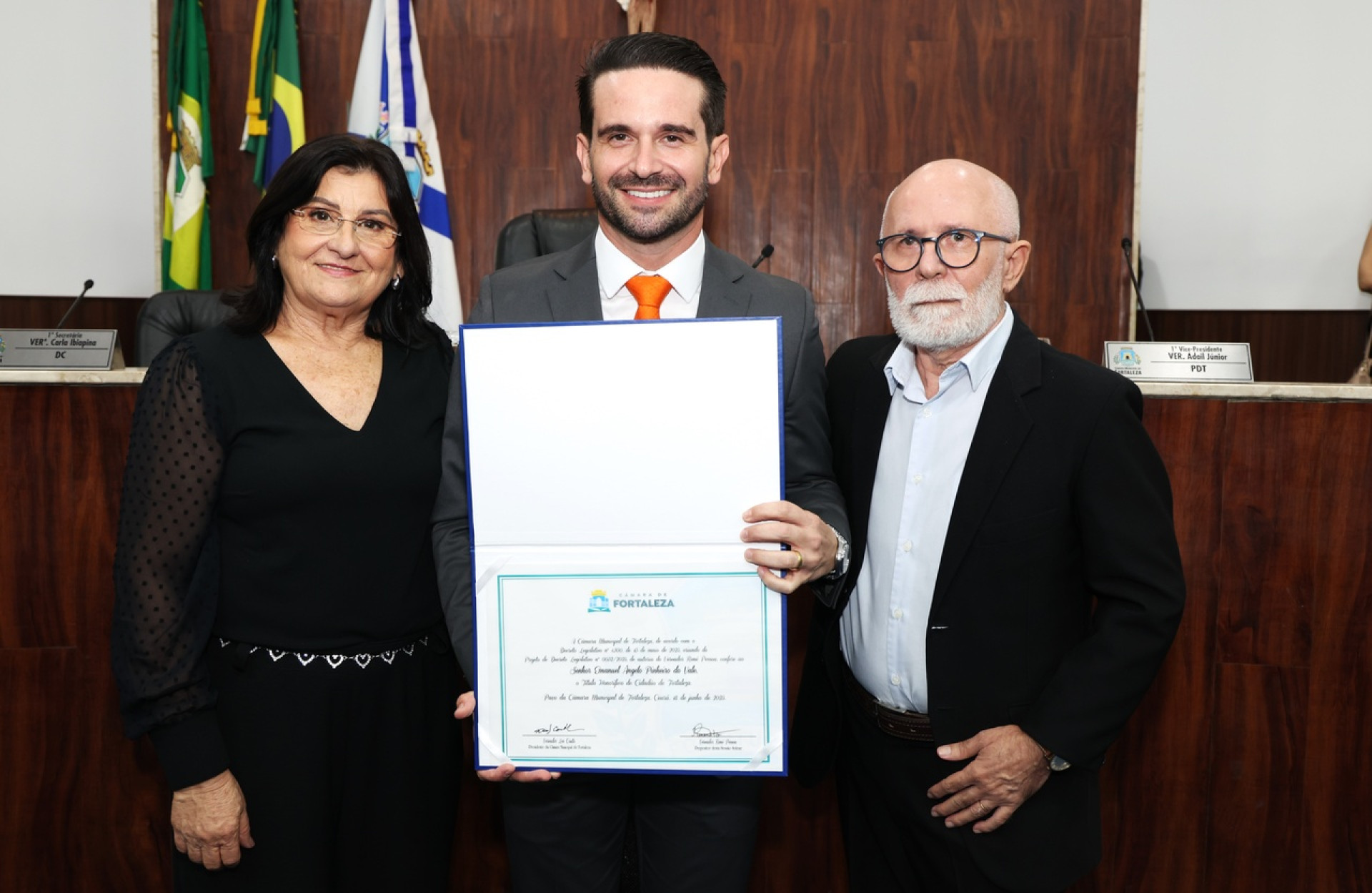 (Foto: André Lima/CMFor)O homenageado entre os pais, Geraldo Vale e Fausta