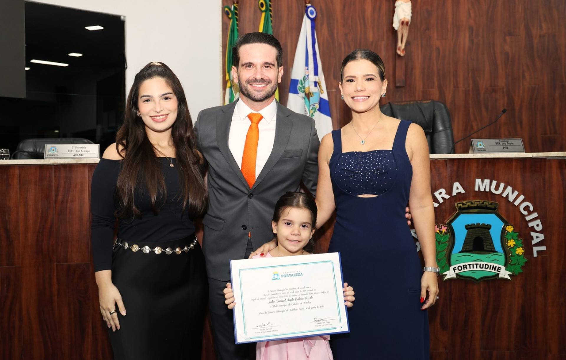 (Foto: André Lima/CMFor)Emanuel Ângelo com a esposa Joyce Melo e as filhas Manuela e Lorena
