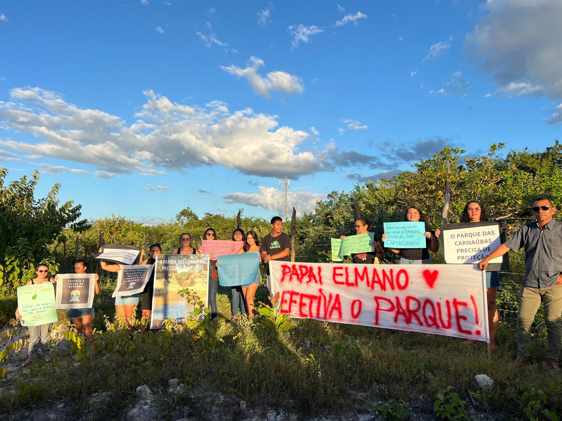 Com cartazes, coletivo reforçou importância da proteção integral do Parque Estadual das Carnaúbas (Foto: Coletivo Serras de Ubatuba)