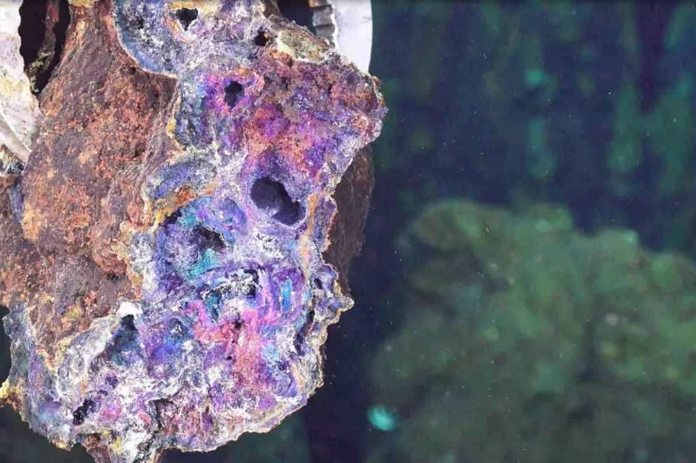 O ROV SuBastian coleta uma amostra geológica de uma chaminé de fonte hidrotermal. Imagem de apoio ilustrativo(Foto: Schmidt Ocean Institute )