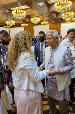 Ticiana Rolim Queiroz e Mahammud Yunus: conferência em Bangladesh(Foto: arquivo pessoal)