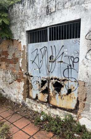 Corroído pela ferrugem: assim está o portão lateral utilizado para descarte de lixo hospitalar no antigo Centro de Assistência à Criança Dra. Lúcia de Fátima(Foto: Karyne Lane/O POVO)
