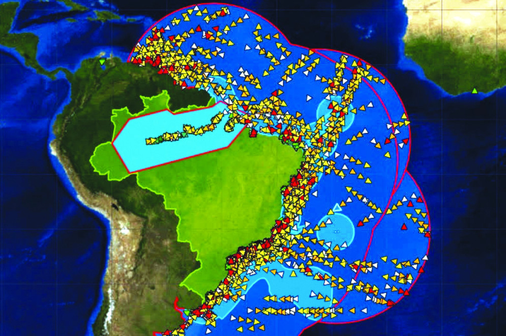 A Marinha do Brasil, em parceria com agências e órgãos governamentais, coordena a implementação e o aperfeiçoamento do Sistema de Gerenciamento da Amazônia Azul, cuja missão é "monitorar e proteger, continuamente, as áreas marítimas de interesse e as águas interiores, seus recursos vivos e não vivos, seus portos, embarcações e infraestruturas(Foto: Marinha do Brasil)