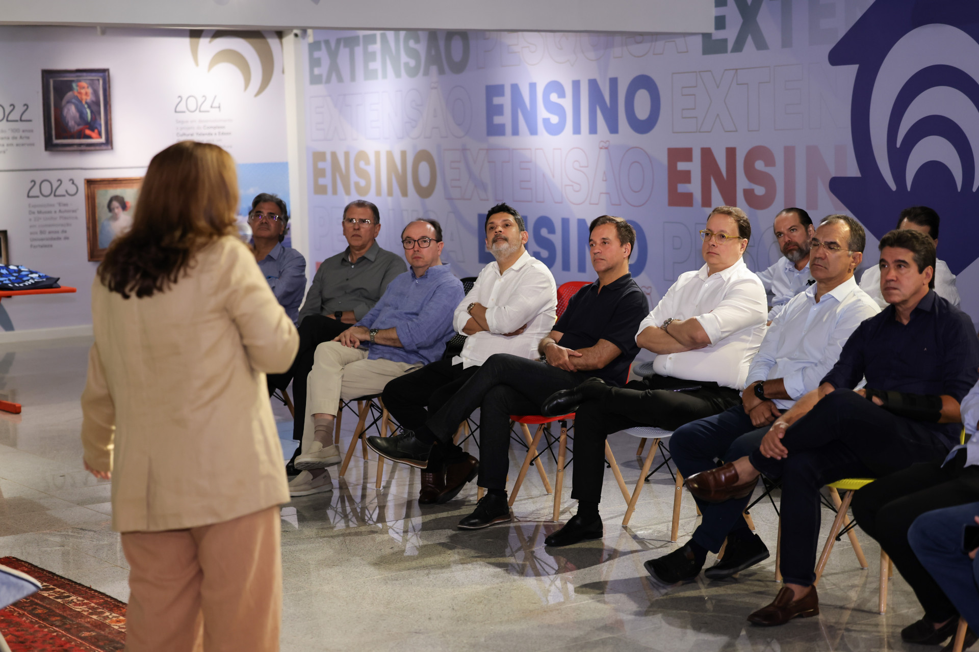 (Foto: ARES SOARES)Professora Luciana Eloy apresenta exposição para Grupo Amis Et Vins