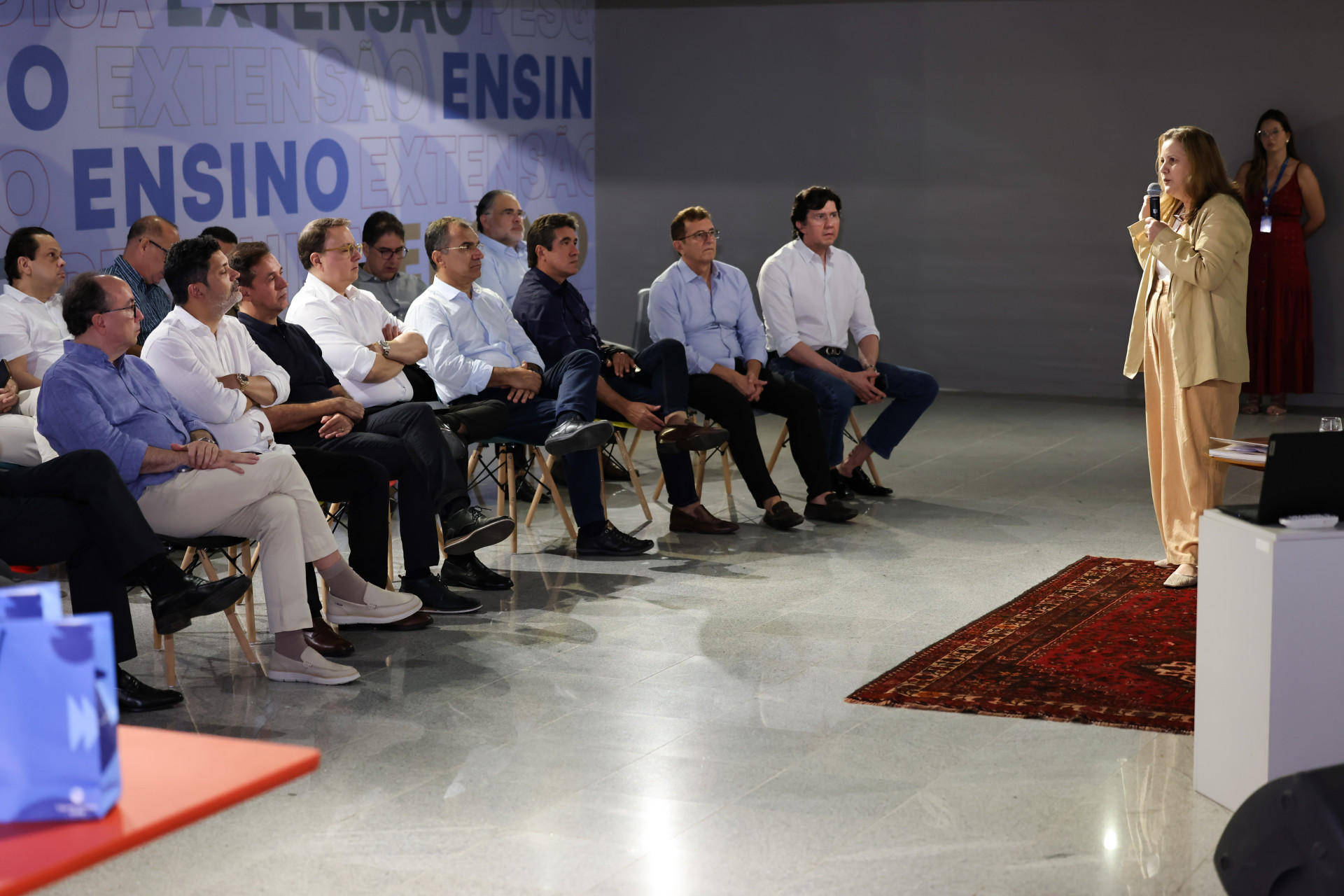 (Foto: ARES SOARES)Professora Luciana Eloy apresenta exposição ao grupo Amis Et Vins