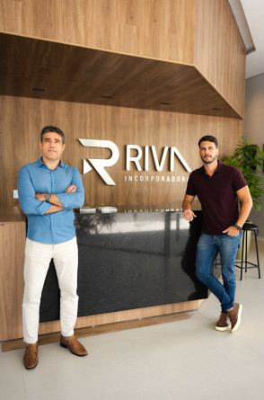 Adriano Nobre e Raphael Sancho: loja-conceito da Riva é inaugurada no Cocó(Foto: diulgação )