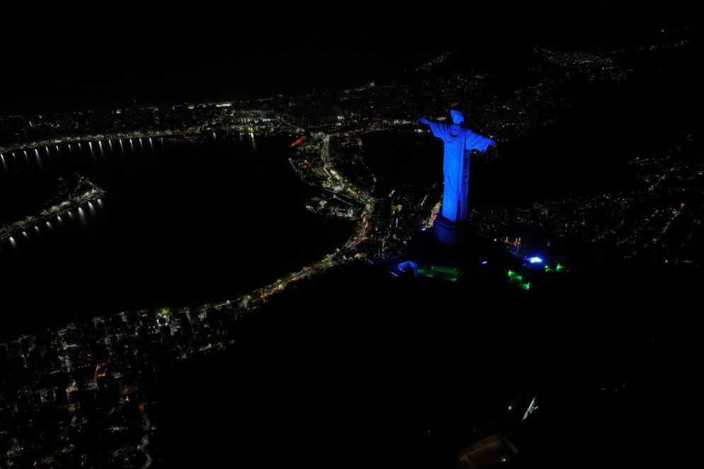 Cristo Redentor, um dos monumentos mais emblemáticos do Brasil e do mundo, iluminado de azul nesta quinta-feira (3), em homenagem aos 55 anos da Estácio(Foto: Divulgação)