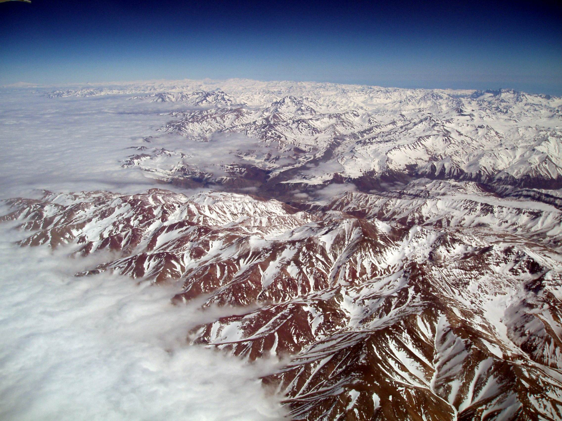 A cordilheira dos Andes possui aproximadamente oito mil quilômetros de extensão, sendo a maior cadeia de montanhas do mundo (em comprimento). A sua formação geológica datada no período Terciário, aproximadamente de 66 milhões a 2,6 milhões de anos atrás (Foto: Roman Bonnefoy)