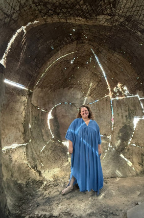 Socorro Acioli em visita à cabeça de Santo Antonio, em Caridade(Foto: Joana Mariani/DIVULGAÇÃO)