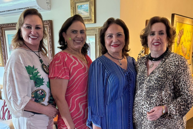 Manitas Viviane, Valéria  e Vânia e Lêda Maria Souto(Foto: Arquivo pessoal )