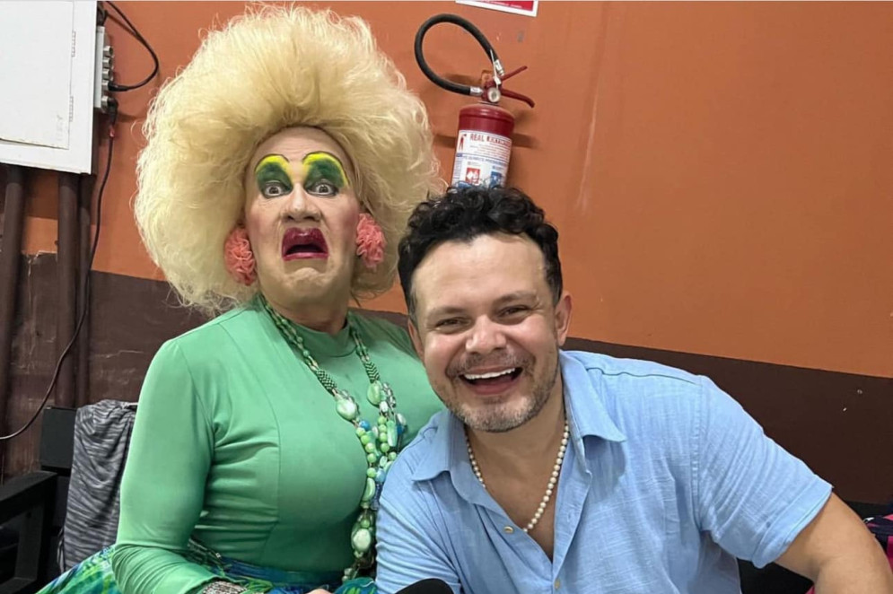 Aluísio Junior era amigo de Paulo Diógenes, humorista cearense que ficou conhecido por interpretar a personagem Raimundinha, que interpretava desde os anos 1980. Diógenes faleceu em fevereiro de 2024 após complicações de um problema pulmonar, deixando o humor nacional de luto(Foto: Aluíso Junior/Acervo pessoal)