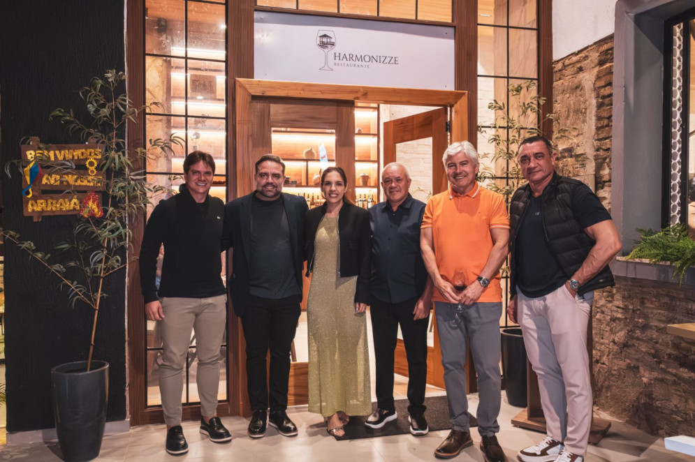 Prefeito de Baturité, Herberlh Mota; o anfitrião, Fabrício Vasconcelos; a prefeita de Guaramiranga, Ynara Mota; o vice-prefeito de Guaramiranga, Airton Pereira; e os empresários Luís Nunes e Flávio Sobral.(Foto: Divulgação)