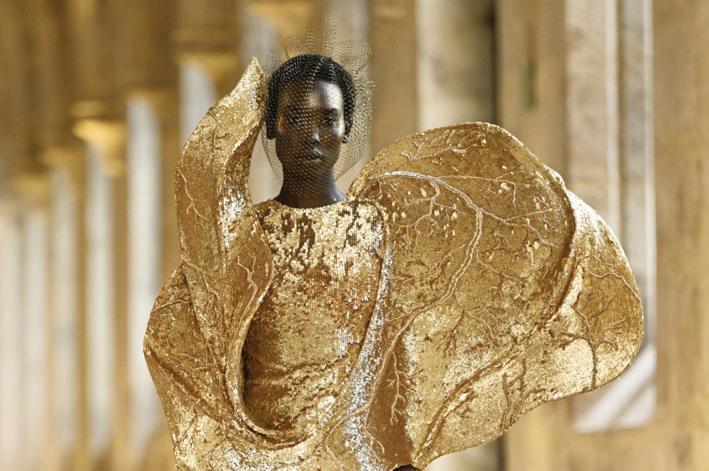 Modelo desfila para Rahul Mishra em Paris  (Foto: JULIEN DE ROSA /AFP)