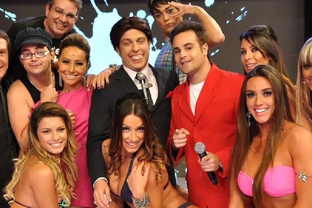 O "Pânico na TV" foi um programa de televisão frequentemente associado a um tipo de humor considerado "politicamente incorreto" devido ao seu estilo de piadas e abordagens que envolviam situações constrangedores, imitações de figuras públicas, exposição de mulheres, estereótipos e preconceitos. Apesar da boa audiência, o programa foi da RedeTV! para a Rede Bandeirantes, de onde saiu do ar em 2017(Foto: Reprodução/Pânico na TV)