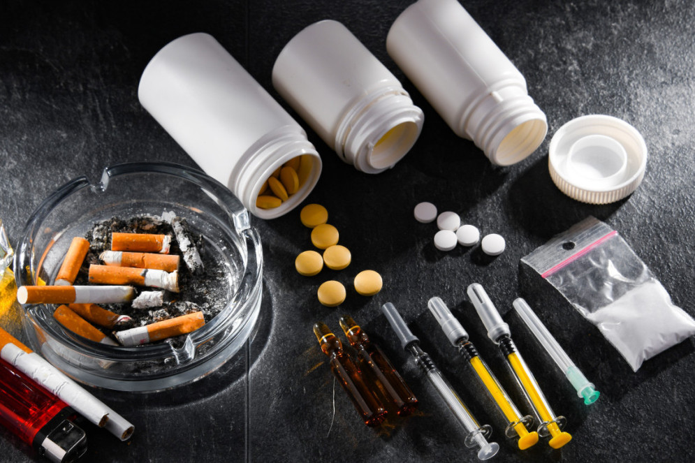 Substâncias viciantes, incluindo álcool, cigarros e drogas(Foto: Monticellllo / AdobeStock)