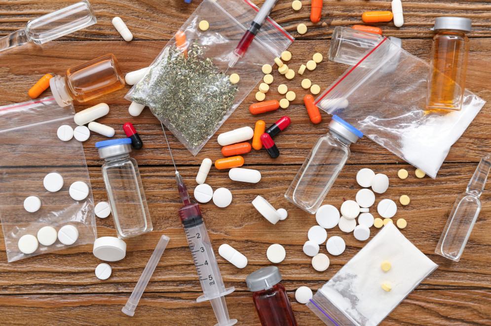 Na imagem aparecem diferentes medicamentos e seringas em fundo de madeira(Foto: Leonid Lastremskyi / AdobeStock)