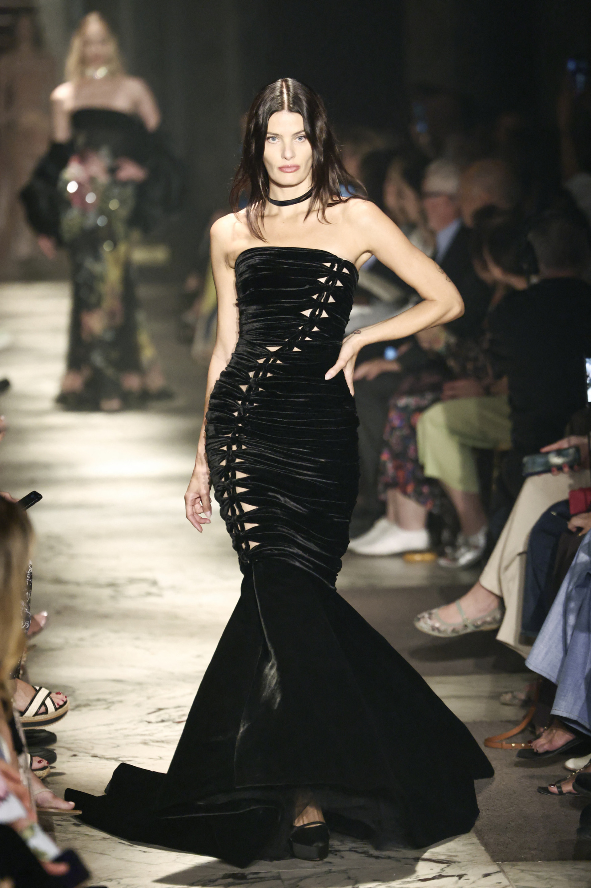  Isabeli Fontana desfila para Elie Saab em Paris (Foto: THIBAUD MORITZ / AFP)