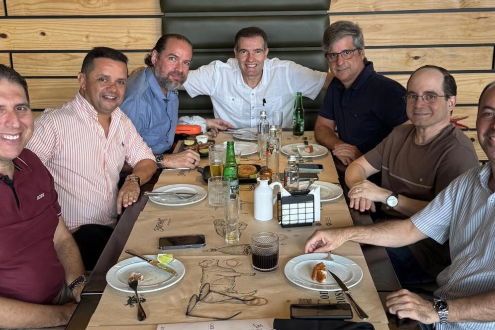 Luis  Eduardo  Figueiredo,Roberto  Pinheiro(o brindado), Toni  Albuquerque, Alcides  Marinho, João Jorge  Cavalcante, Germano  Albuquerque e Manuel  Fontenele(Foto: G.Bessa  Albuquerque)