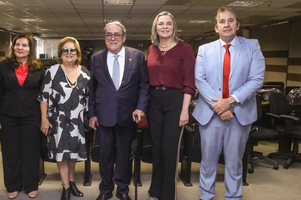 Aloysio C.da Veiga e Helena com Fernanda Uchoa, presidente TRT/7a.Regi&atilde;o, ministra K&aacute;tia Magalh&atilde;es e Des.Paulo R&eacute;gis (Foto: Jo&atilde;o Filho Tavares )