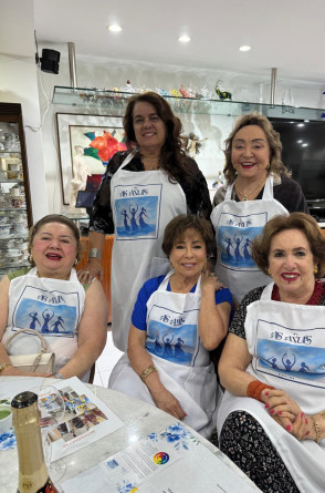 Mana Holanda, Tane Albuquerque e Lêda Maria Souto. De pé: Silvana Bezerra e Wilma Patricio(Foto: Arquivo pessoal)