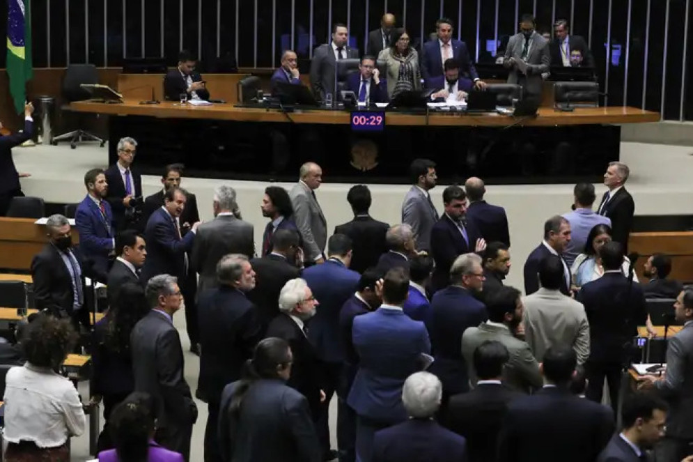 ParaTodosVerem: deputados federais no Plenário da Câmara. Visão aérea da sala. Ao meio, na mesa, presidente Hugo Motta (Republicanos-PB)(Foto: Lula Marques/Agência Bras)