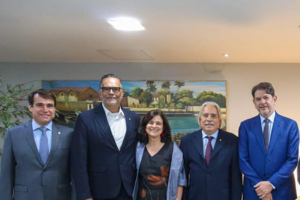 Deputado Salmito; Marcos Moreira, presidente da Fiocruz; Nísia Trindade e Paulo Gadelha, ex-presidentes da Fiocruz; senador Cid Gomes(Foto: Divulgação/Marcos Moura)