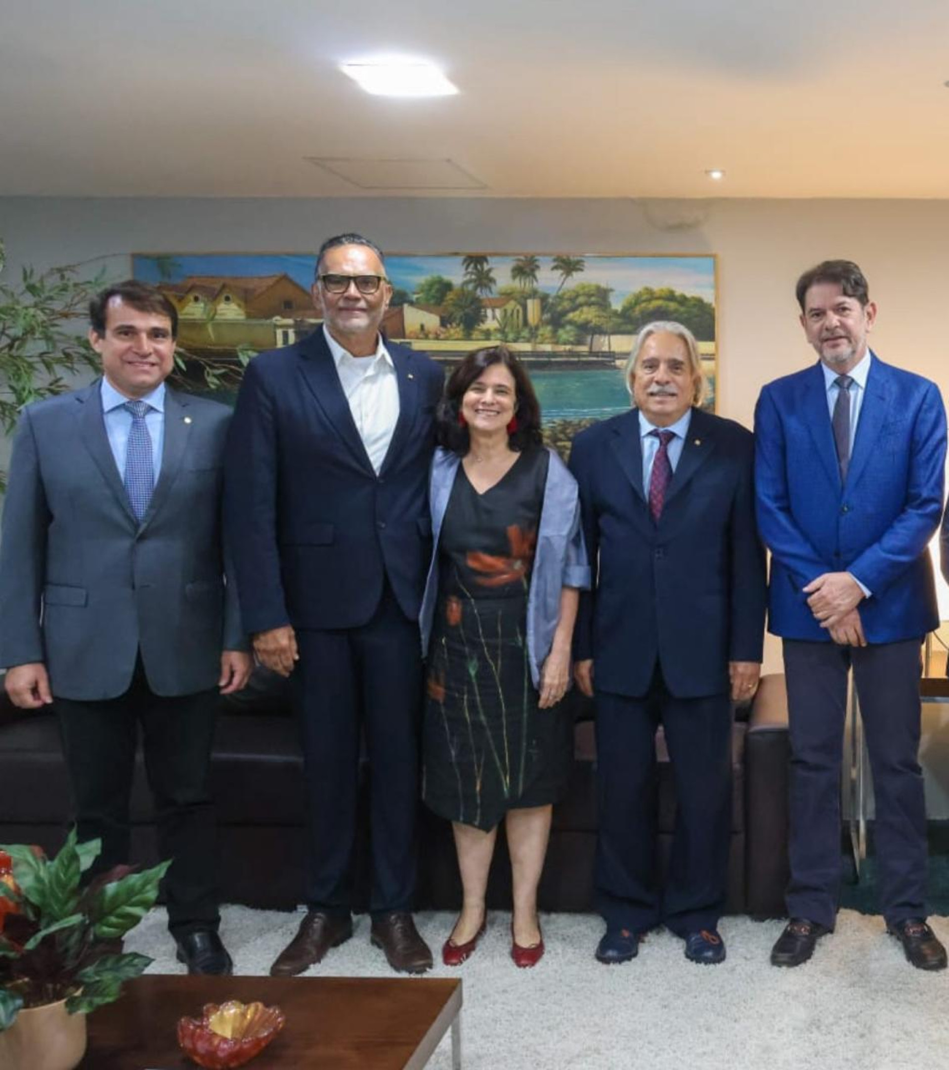 Deputado Salmito; Marcos Moreira, presidente da Fiocruz; Nísia Trindade e Paulo Gadelha, ex-presidentes da Fiocruz; senador Cid Gomes (Foto: Divulgação/Marcos Moura)