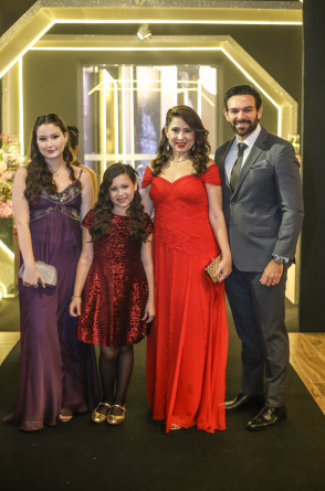 Valentina, Laura, Anelise e o jornalista Clovis Holanda(Foto: João Filho Tavares)