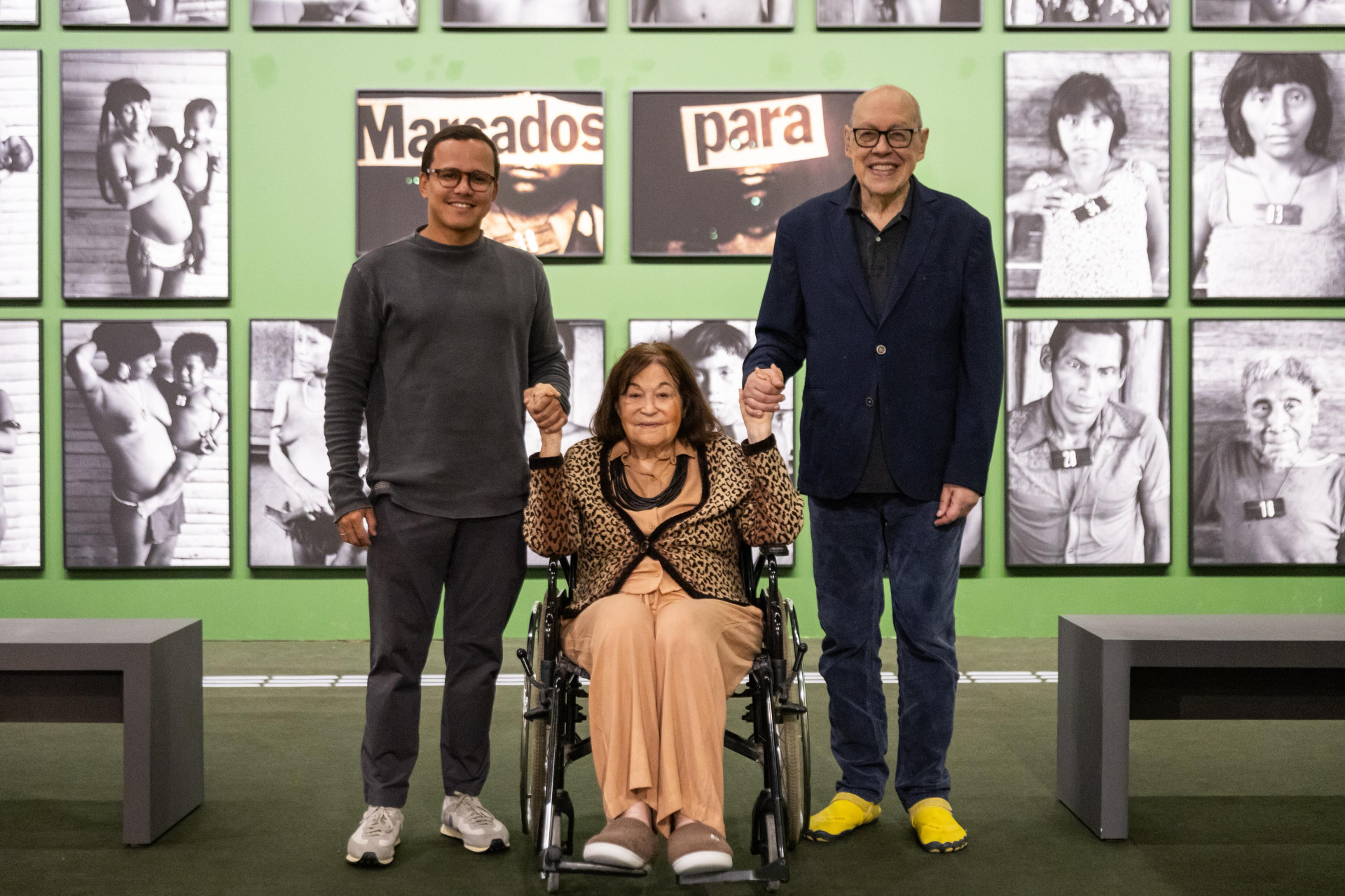 (Foto: Albert Andrade/ Divulgação)Cristiano Vasconcelos, diretor do Museu do Amanhã; Claudia Andujar, fotógrafa suiça; e Paulo Herkenhoff, curador da exposição 