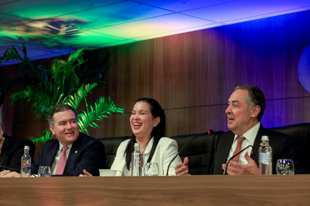 (Foto: Arquivo pessoal )Ministro Barroso ao lado da presidente da OAB Ceará Cristiane Leitão e