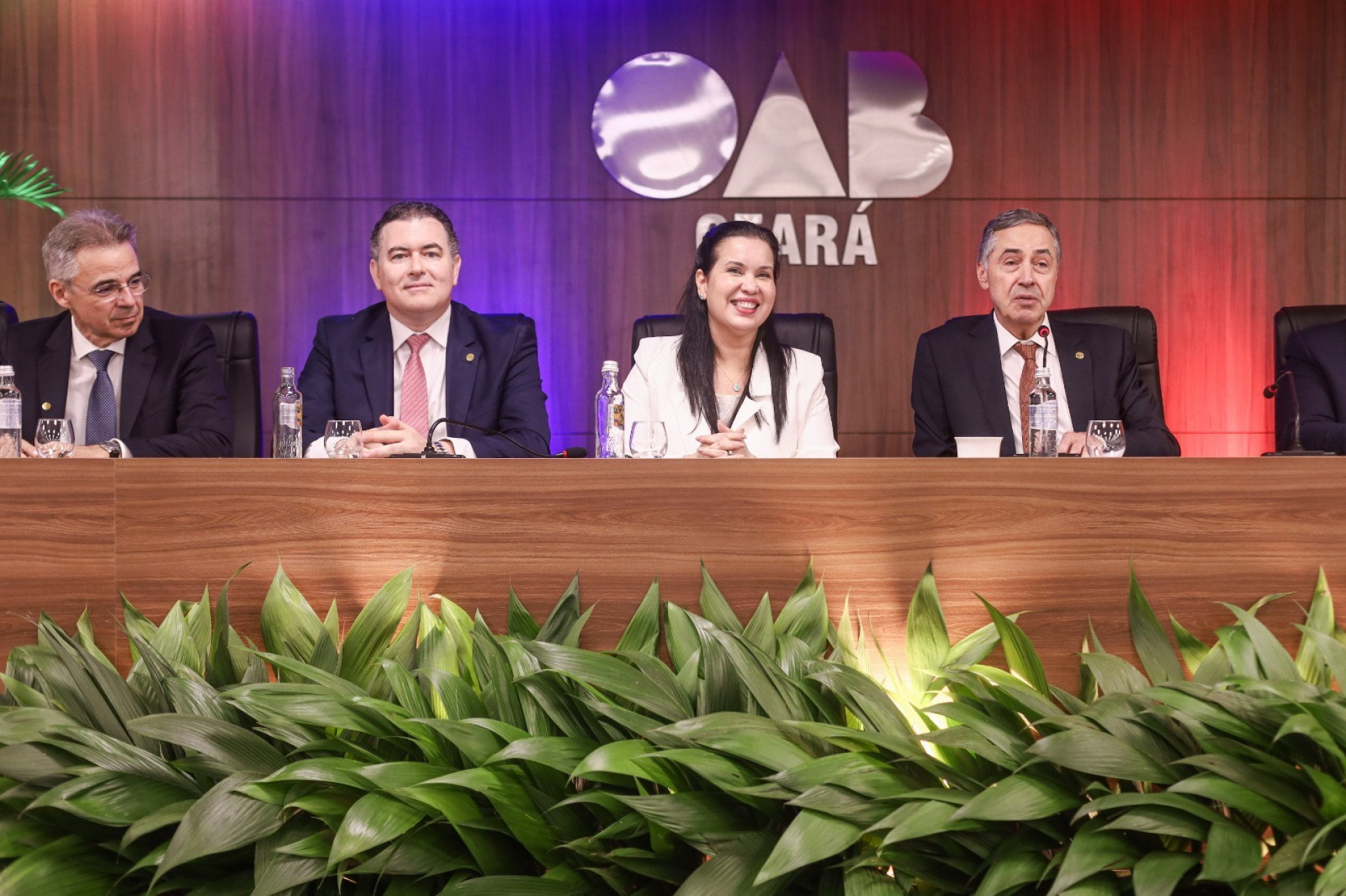 Heráclito Vieira (presidente do TJCE), David Peixoto (vice-presidente da OAB-CE), Christiane Leitão (presidente da OAB-CE) e ministro Luís Roberto Barroso (presidente do STF) (Foto: Arquivo pessoal )
