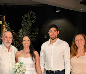 Amanda Ponte e Maurício Nascimento entre  Sérgio Ponte ( avô da noiva) e Inês Helena.(Foto: arquivo pessoal )