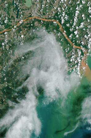 Cerca de duas semanas após o crime ambiental da barragem em Mariana, que aconteceu em 5 de novembro de 2015, os resíduos de ferro alcançaram as águas do Oceano Atlântico, a partir do Espiríto Santo(Foto: Joshua Stevens / NASA Earth Observatory)