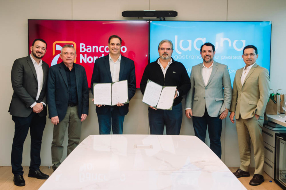 Pedro Alberoni, gerente de relacionamento do BNB, Márcio Carneiro, gerente geral do BNB, Paulo Câmara, presidente do BNB, Edson Queiroz Neto, acionista do Grupo Colibri, Carlos Eduardo Barros, presidente do Grupo Colibri, e Lagildo Brasileiro, CEO da Brasilidade Urbanismo(Foto: CAMPELOANDRESSA/ divulgação )