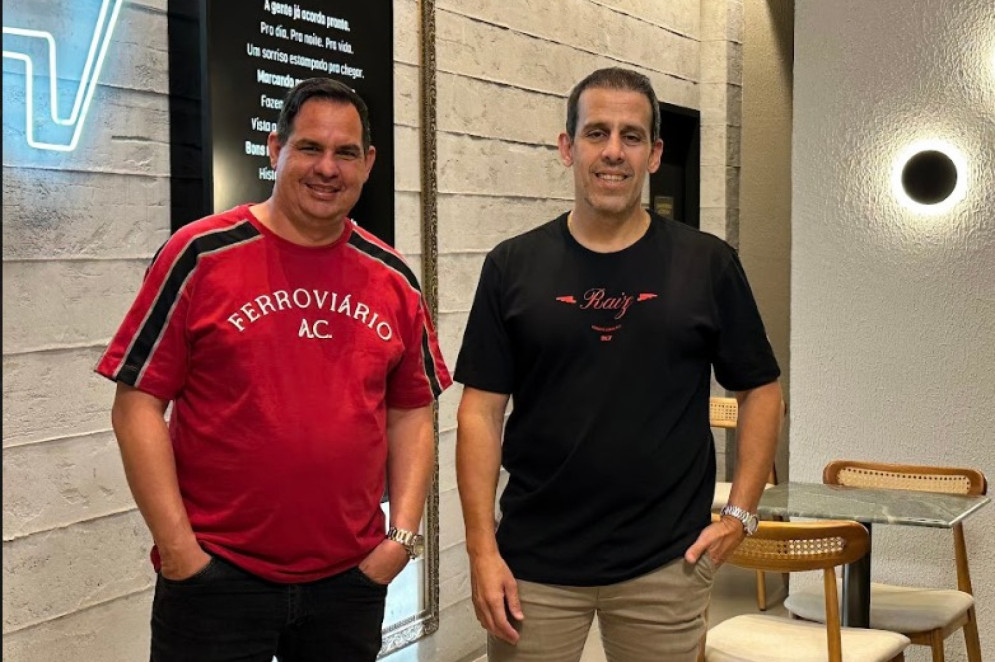 Alexandre Magno, cap da DLT, recebeu o presidente do Ferroviário Atlético Clube, Aderson Maia Nogueira Júnior, no QG da marca(Foto: Divulgação)