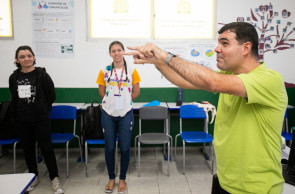 Bosco Defar, professor e músico, ministrando oficina de educação musical para pessoas com deficiência visual