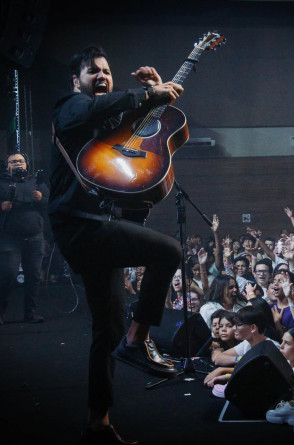 Artista John Dias em noite de louvor e adoração na Comunidade das Nações Fortaleza(Foto: Live CN Fortaleza | Conferência Live / Reprodução Instagram)