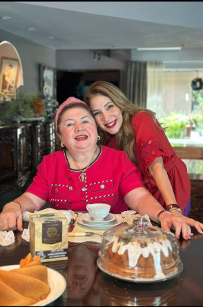 Aniversariante com a m&atilde;e querida Mana Holanda(Foto: Arquivo pessoal )