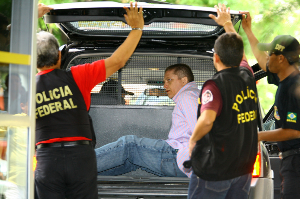 Desembarque de Alemão na sede da PF no Ceará, em março de 2008, após ter sido preso em Taguatinga (DF) em mais de 900 dias como fugitivo pelo furto ao BC(Foto: SEBASTIÃO BISNETO EM 4/3/2008)